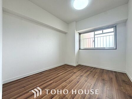 【子供の成長に合わせて】お子様の成長と共に「住まい方」も変化していきます。居室にはクローゼットを完備し、自由度の高い家具の配置が叶うシンプルな空間です。