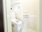 【重要な設備です】トイレは快適な温水洗浄便座付です。手洗い一体型のトイレ設備はスペースの節約ができ、ゆったりとした空間が確保できます。節水も期待できますね。