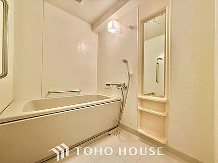 【癒しのバスタイム】一日の疲れを癒すための浴室はゆとりあるサイズを採用。保温機能付き、汚れをはじく有機ガラス系の新素材を採用した浴室。美しく機能的な設備を採用しています。