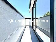 【やわらかい街の風】頬をなでる優しい風を感じることが出来るバルコニー。つい深呼吸をしたくなる気持ちの良い眺望はこのお部屋の自慢です。洗濯物を干すスペースとしても十分な広さがあります。