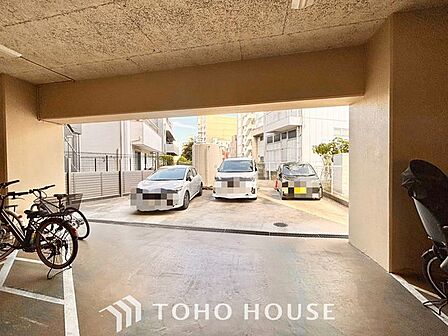 【もう駐車場探しに迷わない】マンション内敷地内にゆとりある駐車スペースを確保。近隣の月極駐車場を探す手間や、雨の日の移動ストレスから解放されます。大切な愛車を、より身近で安心できる場所に。