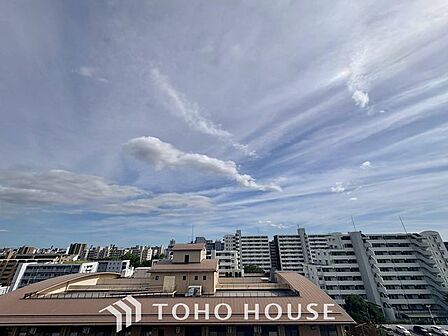 【四季を感じながら】手を伸ばせば触れることが出来そうな風景が、そのままインテリアになったような印象です。その豊かな眺望にふさわしい空間は、通風・採光も優れ、心地よい光と風が溢れます。