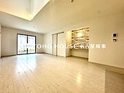 【楽しい我が家が一番】明るく開放的な空間が広がるリビングダイニング。室内には豊かな陽光が注ぎ込み、爽やかな住空間を演出。ホームパーティーでもゲストと一緒に料理を楽しみながら楽しい時間を過ごせそう。