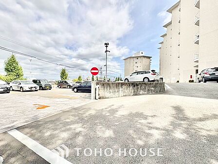 【愛車と過ごす、ゆとりある毎日を】敷地内に専用駐車スペースを確保。月極駐車場を探す手間や雨の日の移動ストレスから解放されます。出し入れしやすい空間が、あなたのアクティブなカーライフを足元から支えます。