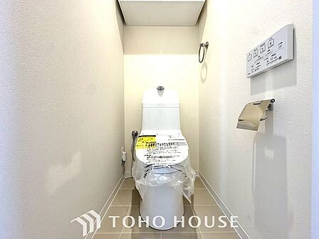 【快適仕様の空間】ホワイトで統一された清潔感ある空間。スペースの節約ができ、ゆったりとした空間が確保できています。便利な収納棚も設置した、使いやすさを重視する造りになっております。