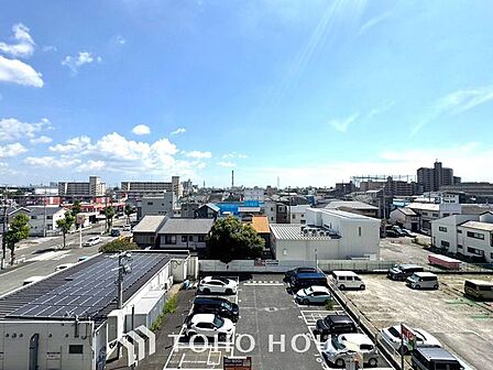 【四季を感じながら】手を伸ばせば触れることが出来そうな風景が、そのままインテリアになったような印象です。その豊かな眺望にふさわしい空間は、通風・採光も優れ、心地よい光と風が溢れます。