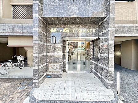 【お家へ帰ろう】ここに住まわれる人にだけに許された専用のエントランス。我が家に帰ってきた安心感を与えてくれる最初のプライベート空間です。