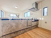 【夫婦でなかよく】作業スペースを多くとった対面キッチン。ふたり並んでキッチンに立っても調理がしやすくゆとりある広さ。食器類もすっきりと片付く収納力が期待できます。家事をしながら会話も弾みます。