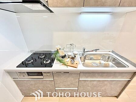 【かたづけ上手に】手元の収納から、足元の収納までが全てスライド式で、奥のスペースまで有効に活用できます。奥まで上から見渡せるので、たまにしか使わない調理器具もサッと取出せます。