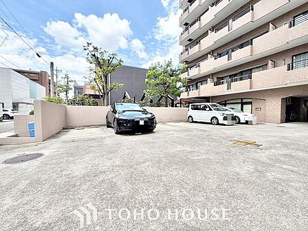 【もう駐車場探しに迷わない】マンション内敷地内にゆとりある駐車スペースを確保。近隣の月極駐車場を探す手間や、雨の日の移動ストレスから解放されます。大切な愛車を、より身近で安心できる場所に。