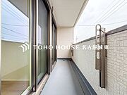 【やわらかい街の風】頬をなでる優しい風を感じることが出来るバルコニー。つい深呼吸をしたくなる気持ちの良い眺望はこのお部屋の自慢です。洗濯物を干すスペースとしても十分な広さがあります。