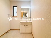 【身支度ばっちり】十分な大きさの洗面台は収納もさる事ながら、身だしなみチェックや歯磨きなど、朝の慌ただしい時間でもゆとりあるスペースで余裕を感じて頂けます。