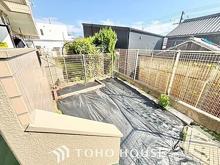 【マイホームは庭付き】住みながらお庭を持つ。そんな贅沢が実現する戸建。日当たりも良く、家庭菜園や植栽を育てるのに適したお庭はこれからの生活に緑という癒しを与えてくれます。