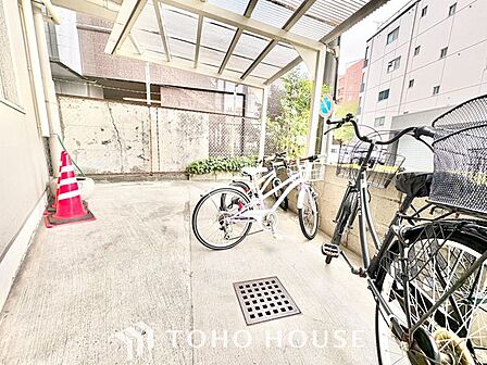 【敷地のゆとりが生む、整然とした景観。】駐輪スペースが十分に確保されているため、通路やエントランス付近が自転車で溢れることもありません。利便性のある共用部は、住む人の心にもゆとりを与えてくれます。