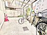その他：【敷地のゆとりが生む、整然とした景観。】駐輪スペースが十分に確保されているため、通路やエントランス付近が自転車で溢れることもありません。利便性のある共用部は、住む人の心にもゆとりを与えてくれます。