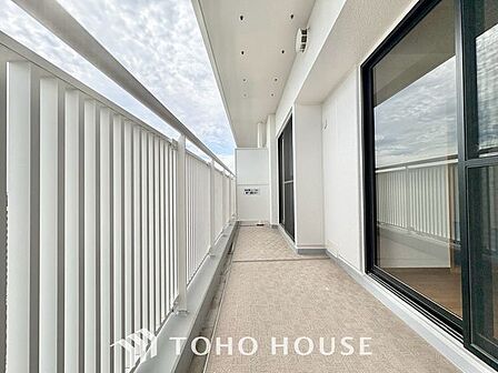 【やわらかい街の風】頬をなでる優しい風を感じることが出来るバルコニー。つい深呼吸をしたくなる気持ちの良い眺望はこのお部屋の自慢です。洗濯物を干すスペースとしても十分な広さがあります。