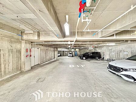 【もう駐車場探しに迷わない】マンション内敷地内にゆとりある駐車スペースを確保。近隣の月極駐車場を探す手間や、雨の日の移動ストレスから解放されます。大切な愛車を、より身近で安心できる場所に。