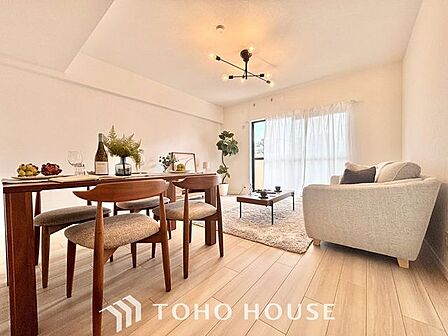 【快適な住空間】家族の暮らしに思いを馳せて、日常のワンシーンを表現したリビングダイニング。「ホワイトナチュラル」のテイストが、自然体で過ごせる心地良さを生み出しています。