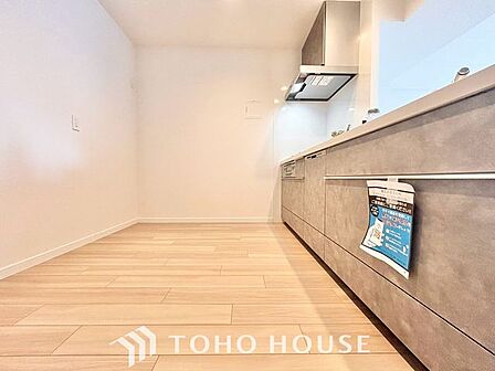 【美味しいゴハン】大型の冷蔵庫やレンジボードもしっかり置ける広々としたキッチンスペースが大事。ゆとりある空間で作業ができるとお料理の腕も日に日に上がりそうな気がしてきます。