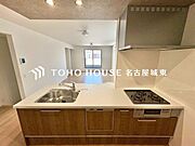 【子育てしながら】『美しく＆使いやすい』優しい温もりを醸し出すカウンターキッチンは料理の為の配慮を散りばめられた仕様です。家事をしながらお子様の様子を見守れる安心感もあります。