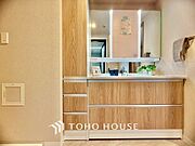 【身支度ばっちり】十分な大きさの洗面台は収納もさる事ながら、身だしなみチェックや歯磨きなど、朝の慌ただしい時間でもゆとりあるスペースで余裕を感じて頂けます。
