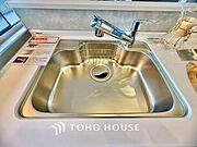 【浄水器一体型水栓】ワンタッチで浄水と原水と切り替えできる、見た目にもスマートな浄水器一体型の水栓は水道水に含まれる有害物質を除去してくれます。お茶を淹れたりお料理するにも活躍するアイテムです。