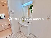 【身支度ばっちり】十分な大きさの洗面台は収納もさる事ながら、身だしなみチェックや歯磨きなど、朝の慌ただしい時間でもゆとりあるスペースで余裕を感じて頂けます。