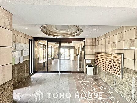 【お家へ帰ろう】ここに住まわれる人にだけに許された専用のエントランス。我が家に帰ってきた安心感を与えてくれる最初のプライベート空間です。