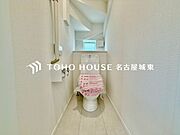 【重要な設備です】トイレは快適な温水洗浄便座付です。手洗い一体型のトイレ設備はスペースの節約ができ、ゆったりとした空間が確保できます。節水も期待できますね。