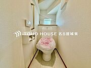 【新築ですから】もちろん温水洗浄機能付きのトイレが設置されています。当たり前ですが、気になる水周り関係が全て新品というのも新築物件ならではですから、気持ちよく新生活が始められます。
