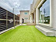 【マイホームは庭付き】住みながらお庭を持つ。そんな贅沢が実現する戸建。日当たりも良く、家庭菜園や植栽を育てるのに適したお庭はこれからの生活に緑という癒しを与えてくれます。
