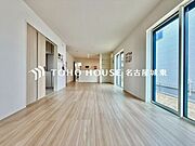 【楽しい我が家が一番】明るく開放的な空間が広がるリビングダイニング。室内には豊かな陽光が注ぎ込み、爽やかな住空間を演出。ホームパーティーでもゲストと一緒に料理を楽しみながら楽しい時間を過ごせそう。