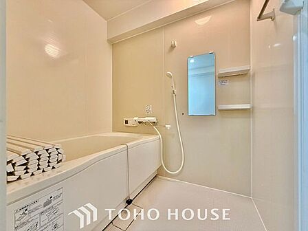 【日常を忘れる、清潔で静かな休息場所。】湯船に浸かれば、心身ともに深い安らぎに包まれます。湯気と共に疲れが溶け出すような、清々しく穏やかなバスタイムをどうぞ。