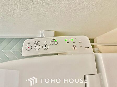 【温水洗浄機能付トイレ】温水洗浄便座は日本が誇るトイレ文化のひとつです。各家庭にも当たり前になりつつある設備のひとつです。お住まい購入時は新しいトイレで気持ちよく。