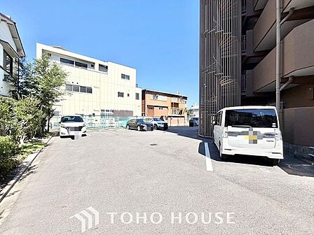 【愛車と過ごす、ゆとりある毎日を】敷地内に専用駐車スペースを確保。月極駐車場を探す手間や雨の日の移動ストレスから解放されます。出し入れしやすい空間が、あなたのアクティブなカーライフを足元から支えます。