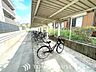 設備：【敷地のゆとりが生む、整然とした景観。】駐輪スペースが十分に確保されているため、通路やエントランス付近が自転車で溢れることもありません。利便性のある共用部は、住む人の心にもゆとりを与えてくれます。