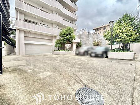 【もう駐車場探しに迷わない】マンション内敷地内にゆとりある駐車スペースを確保。近隣の月極駐車場を探す手間や、雨の日の移動ストレスから解放されます。大切な愛車を、より身近で安心できる場所に。