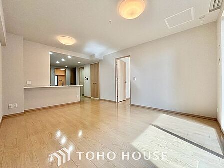 【楽しい我が家が一番】明るく開放的な空間が広がるリビングダイニング。室内には豊かな陽光が注ぎ込み、爽やかな住空間を演出。ホームパーティーでもゲストと一緒に料理を楽しみながら楽しい時間を過ごせそう。
