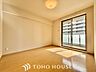 洋室：【いつかは子供部屋として】お子様の成長に合わせて住まいのレイアウトも変わります。思春期のプライバシーを重視したり、成長に合わせて机やベットを配置したり。将来を見越しての住まい選びも大切です。