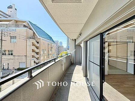 【やわらかい街の風】頬をなでる優しい風を感じることが出来るバルコニー。つい深呼吸をしたくなる気持ちの良い眺望はこのお部屋の自慢です。洗濯物を干すスペースとしても十分な広さがあります。