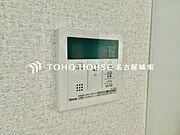 【オートバス】スイッチひとつで湯張りや追い炊きができるオートバス機能付き給湯システム。家事負担の軽減もさることながら、こまめな追い炊きはトータルでの節水＆省エネにも繋がるエコで便利な機能です。