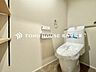 トイレ：【新築ですから】もちろん温水洗浄機能付きのトイレが設置されています。当たり前ですが、気になる水周り関係が全て新品というのも新築物件ならではですから、気持ちよく新生活が始められます。