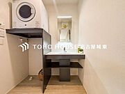 【身支度ばっちり】十分な大きさの洗面台は収納もさる事ながら、身だしなみチェックや歯磨きなど、朝の慌ただしい時間でもゆとりあるスペースで余裕を感じて頂けます。