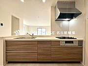 【かたづけ上手に】手元の収納から、足元の収納までが全てスライド式で、奥のスペースまで有効に活用できます。奥まで上から見渡せるので、たまにしか使わない調理器具もサッと取出せます。