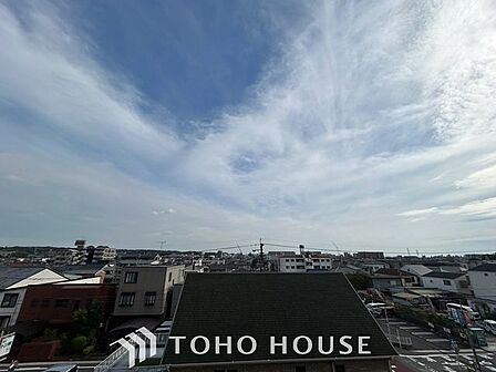 【四季を感じながら】手を伸ばせば触れることが出来そうな風景が、そのままインテリアになったような印象です。その豊かな眺望にふさわしい空間は、通風・採光も優れ、心地よい光と風が溢れます。