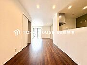 【快適な住空間】家族の暮らしに思いを馳せて、日常のワンシーンを表現したリビングダイニング。「ホワイトナチュラル」のテイストが、自然体で過ごせる心地良さを生み出しています。