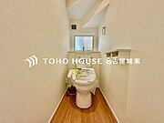 【シンプルが一番】水周りはシンプルに清潔感のあるホワイトで統一。収納が付いて実用性も兼ね備えた造り。換気出来るよう、窓も完備。いつも清潔な空間を保てるよう配慮しました。