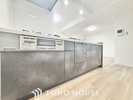 【美味しいゴハン】大型の冷蔵庫やレンジボードもしっかり置ける広々としたキッチンスペースが大事。ゆとりある空間で作業ができるとお料理の腕も日に日に上がりそうな気がしてきます。