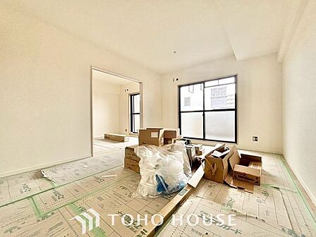 【家族のトクベツな空間】インティメイトなくつろぎを愉しむリビングルームはひそやかな憩いの場となります。リビングとダイニング、2つの空間機能を活かし、ライフスタイルに新しいゆとりをもたらします。