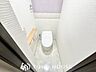トイレ：【ピカピカ♪新品】トイレ関係の設備も一新されています。もちろん温水洗浄機能付き便座です。気になる水周り関係が新しくなっていると、気持ちよく新生活が始められますね。